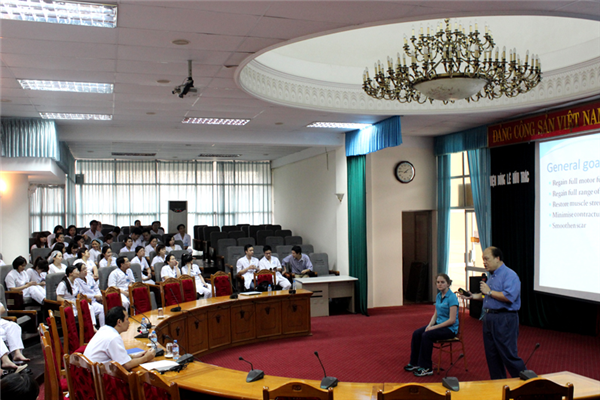 Khai mạc lớp tập huấn phục hồi chức năng trong bỏng do các chuyên gia Úc, Hồng Kông giảng dạy